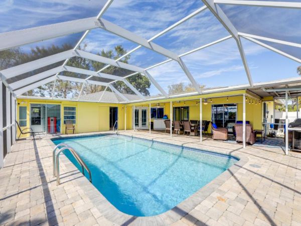 Sarasota Getaway: Heated Pool, Games, Close to Downtown