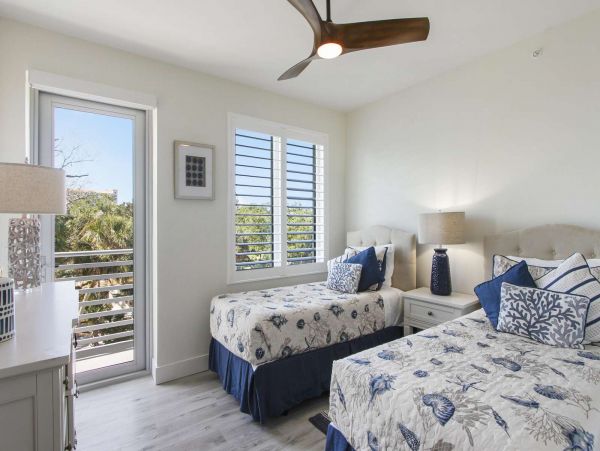 Luxury Waterfront Vacation Rental with 2 Bedroom, Pool & Gym