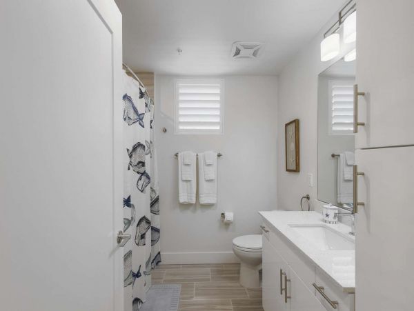 Luxury Waterfront Vacation Rental with 2 Bedroom, Pool & Gym
