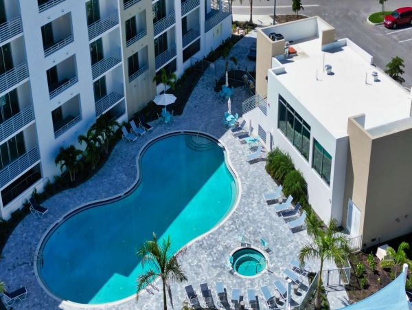Luxury Waterfront Vacation Rental with 2 Bedroom, Pool & Gym