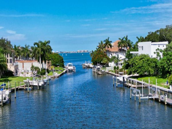 Luxury Waterfront Vacation Rental with 2 Bedroom, Pool & Gym
