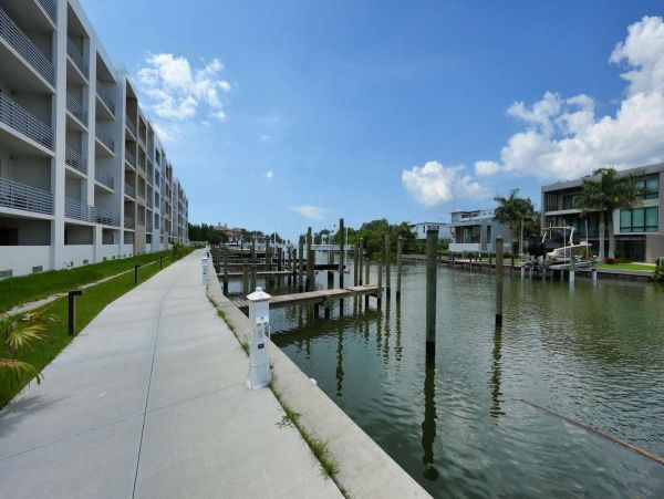 Luxury Waterfront Vacation Rental with 2 Bedroom, Pool & Gym
