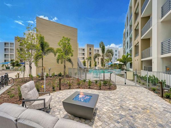 Luxury Waterfront Vacation Rental with 2 Bedroom, Pool & Gym
