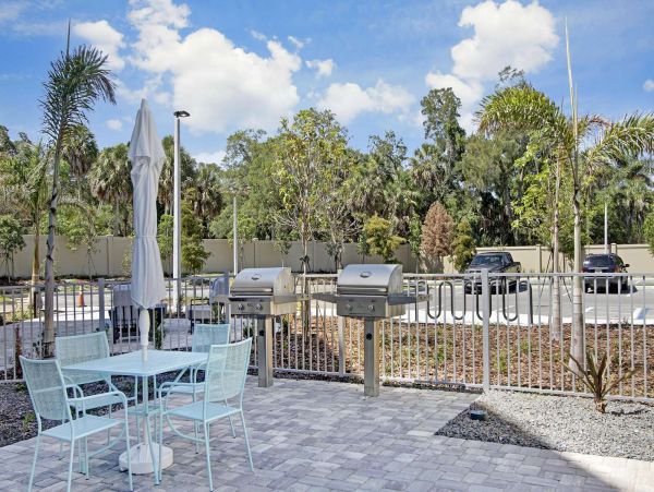 Luxury Waterfront Vacation Rental with 2 Bedroom, Pool & Gym
