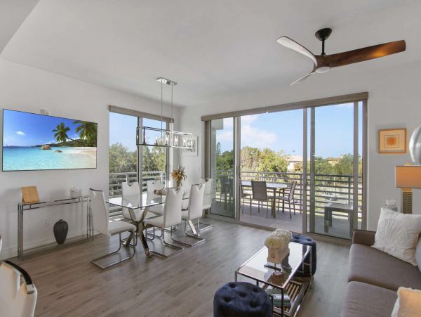 Luxury Waterfront Vacation Rental with 2 Bedroom, Pool & Gym