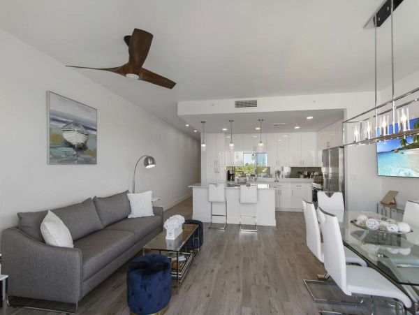Luxury Waterfront Vacation Rental with 2 Bedroom, Pool & Gym