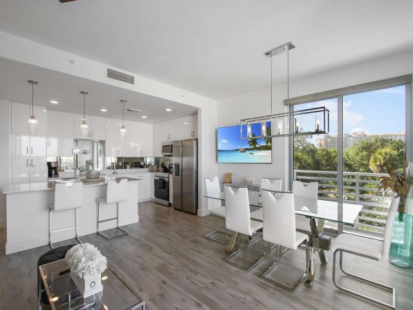 Luxury Waterfront Vacation Rental with 2 Bedroom, Pool & Gym