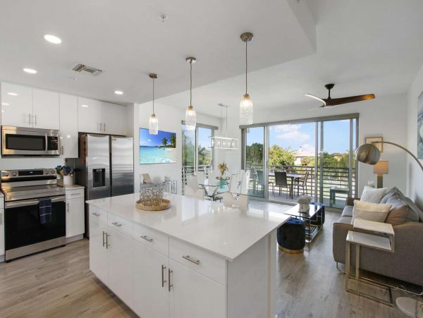 Luxury Waterfront Vacation Rental with 2 Bedroom, Pool & Gym