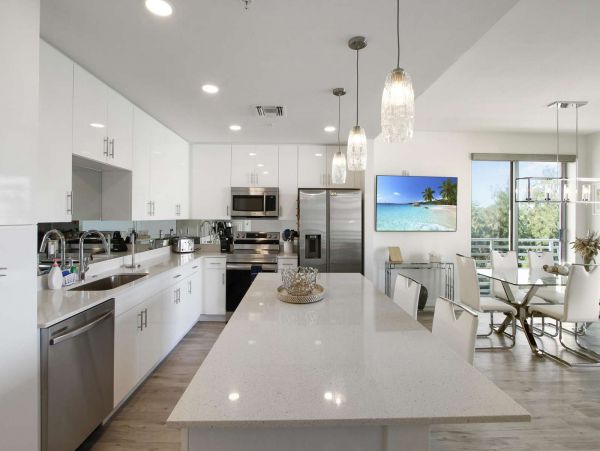 Luxury Waterfront Vacation Rental with 2 Bedroom, Pool & Gym