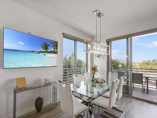 Luxury Waterfront Vacation Rental with 2 Bedroom, Pool & Gym
