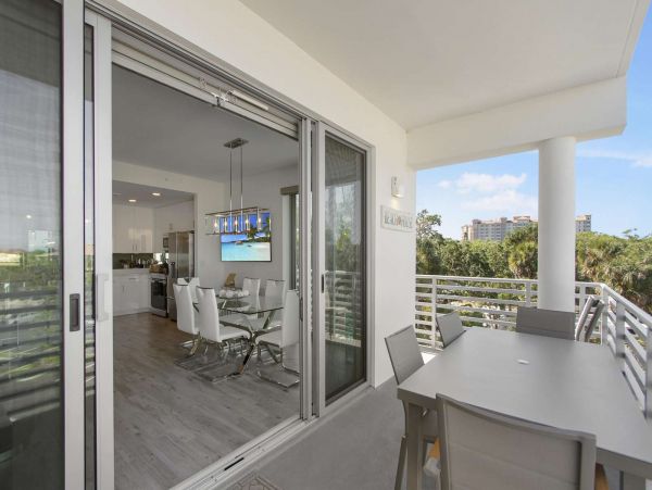 Luxury Waterfront Vacation Rental with 2 Bedroom, Pool & Gym