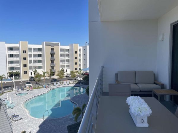 Luxury Waterfront Vacation Rental with 2 Bedroom, Pool & Gym