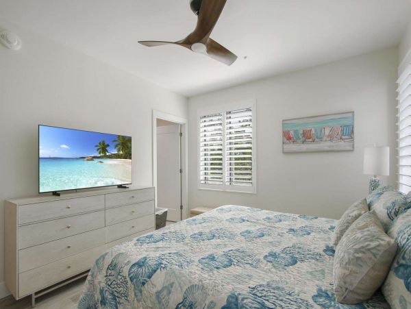 Luxury Waterfront Vacation Rental with 2 Bedroom, Pool & Gym
