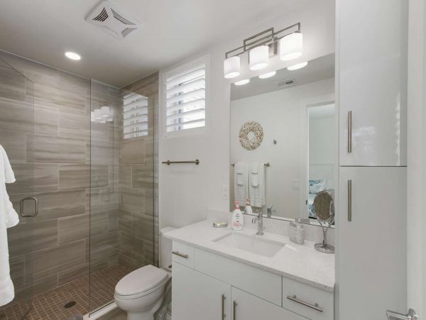 Luxury Waterfront Vacation Rental with 2 Bedroom, Pool & Gym