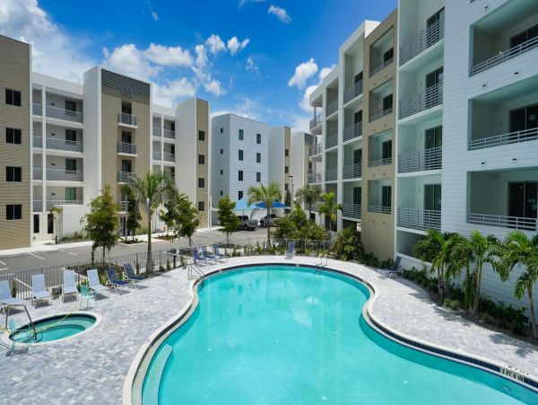 Luxury Waterfront Vacation Rental with 2 Bedroom, Pool & Gym