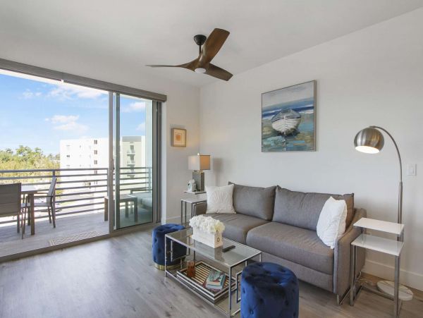 Luxury Waterfront Vacation Rental with 2 Bedroom, Pool & Gym