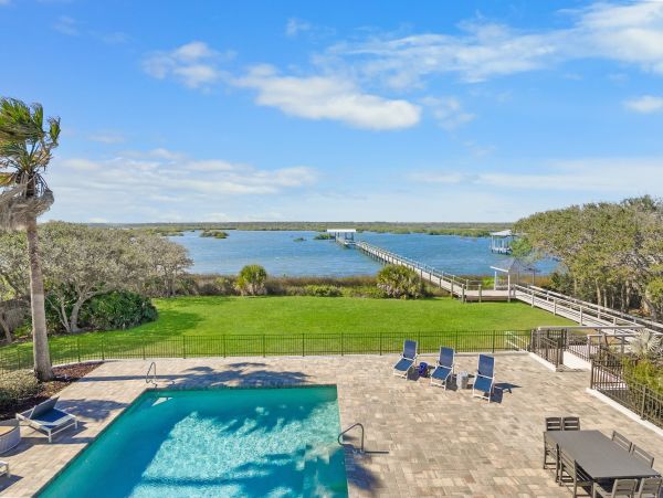 Vacation Home in Crescent Beach - Ideal Getaway for Families