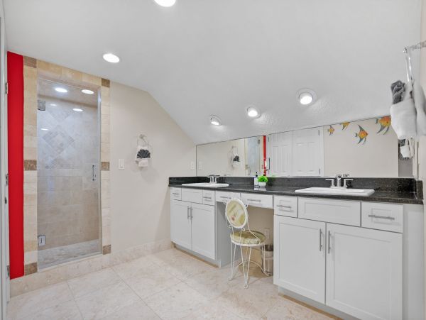 Vacation Home in Crescent Beach - Ideal Getaway for Families