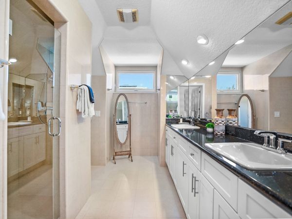 Vacation Home in Crescent Beach - Ideal Getaway for Families