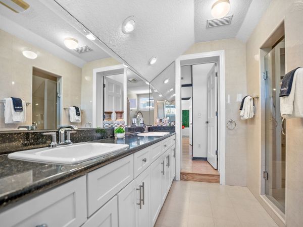 Vacation Home in Crescent Beach - Ideal Getaway for Families
