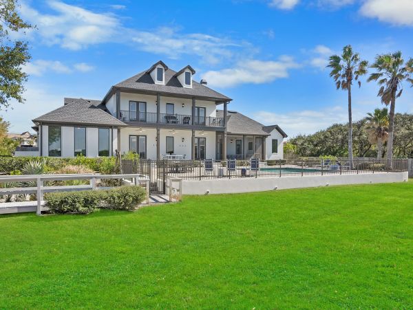 Vacation Home in Crescent Beach - Ideal Getaway for Families