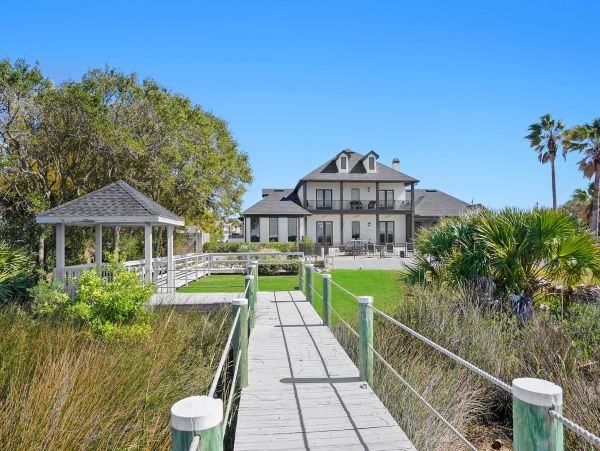 Vacation Home in Crescent Beach - Ideal Getaway for Families