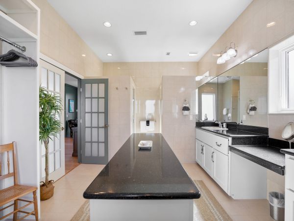 Vacation Home in Crescent Beach - Ideal Getaway for Families
