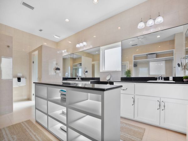 Vacation Home in Crescent Beach - Ideal Getaway for Families