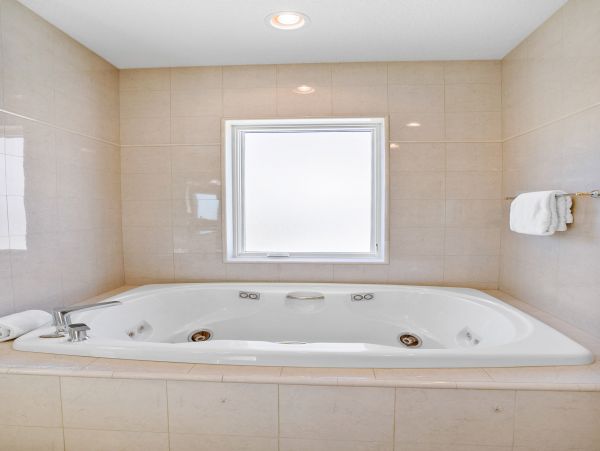 Vacation Home in Crescent Beach - Ideal Getaway for Families