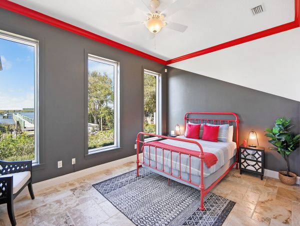 Vacation Home in Crescent Beach - Ideal Getaway for Families