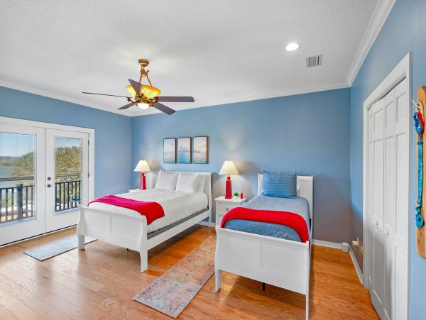 Vacation Home in Crescent Beach - Ideal Getaway for Families
