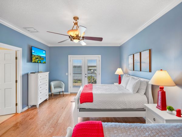 Vacation Home in Crescent Beach - Ideal Getaway for Families