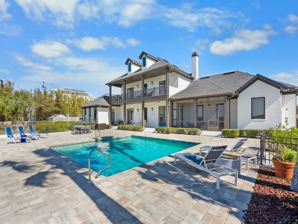 Vacation Home in Crescent Beach - Ideal Getaway for Families
