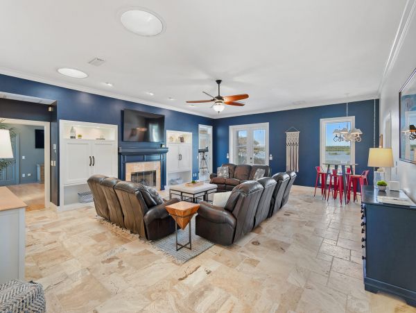 Vacation Home in Crescent Beach - Ideal Getaway for Families