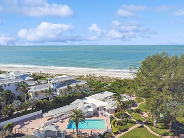 Three Bedroom Luxury Condo on the beach