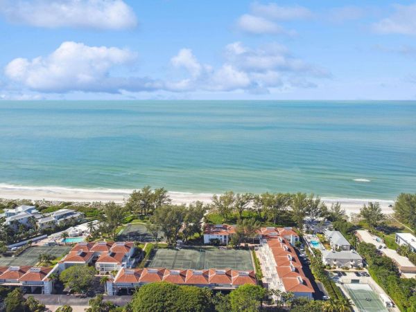 Three Bedroom Luxury Condo on the beach