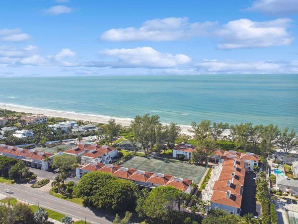 Three Bedroom Luxury Condo on the beach