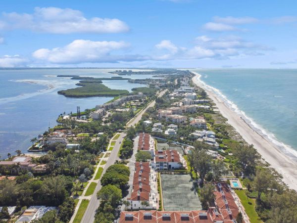 Three Bedroom Luxury Condo on the beach