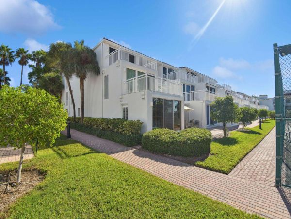 Three Bedroom Luxury Condo on the beach