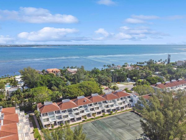 Three Bedroom Luxury Condo on the beach