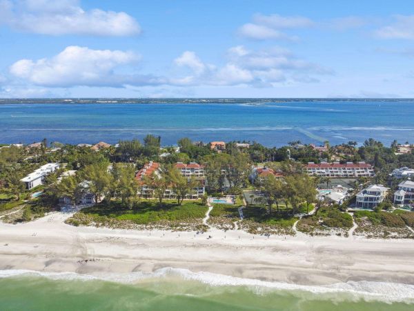 Three Bedroom Luxury Condo on the beach