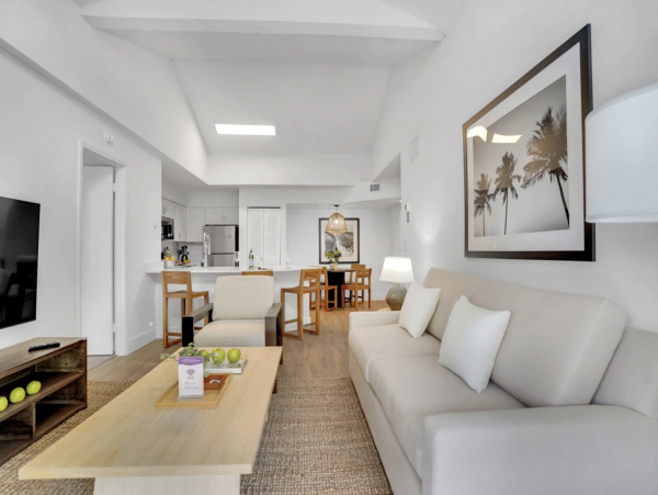 Spacious Modern 2-BD Apartment in Dania Beach with Shared Pool, Gym & Grills