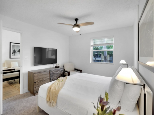 Spacious Modern 2-BD Apartment in Dania Beach with Shared Pool, Gym & Grills