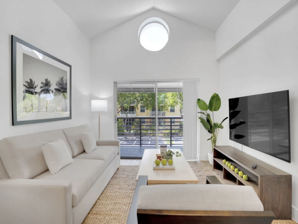 Spacious Modern 2-BD Apartment in Dania Beach with Shared Pool, Gym & Grills