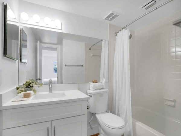 Spacious Modern 2-BD Apartment in Dania Beach with Shared Pool, Gym & Grills
