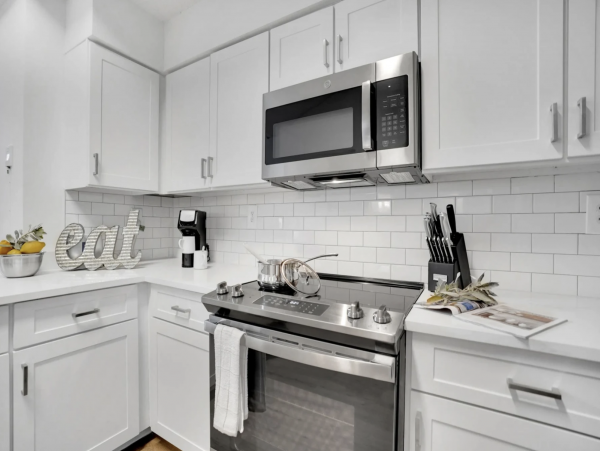 Spacious Modern 2-BD Apartment in Dania Beach with Shared Pool, Gym & Grills