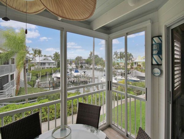 Beautiful 2nd Floor 2 Bedroom Condo on the Enchanting Siesta Key