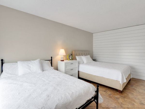 Holmes Beach Vacation Home 3 Bedroom, Pool & Beach Access