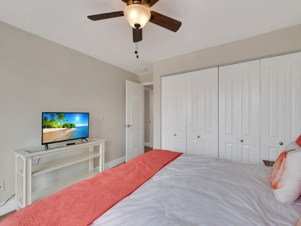 Holmes Beach Vacation Home 3 Bedroom, Pool & Beach Access