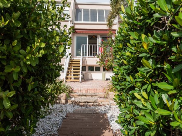 Holmes Beach Vacation Home 3 Bedroom, Pool & Beach Access